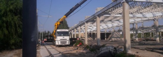 Estram yeni deposuna vinç ile sandviç panel montaj çalışması