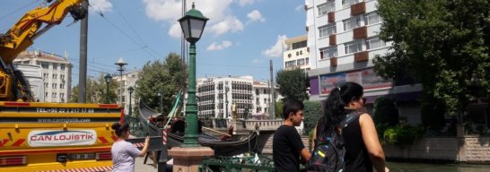 Porsuk çayı üzerindeki arızalı gondal ve botlar tamir edilmek üzere vinç yardımı ile karaya çıkarma çalışması.